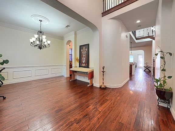 3rd image of 8727 Lindenwood Ln