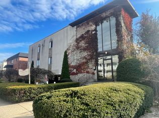 697 Cove Rd APT 1E, Stamford, CT 06902