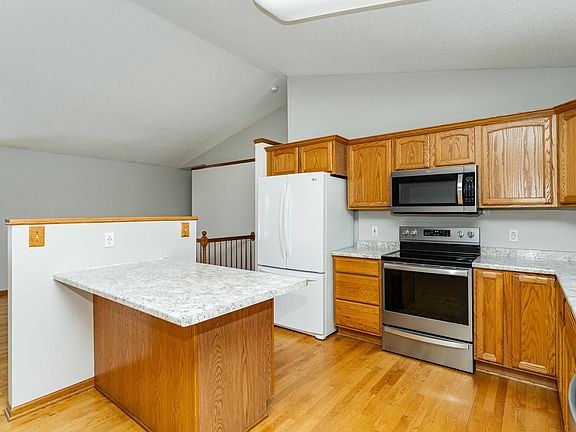 5th image of 902 Berg Blvd SE