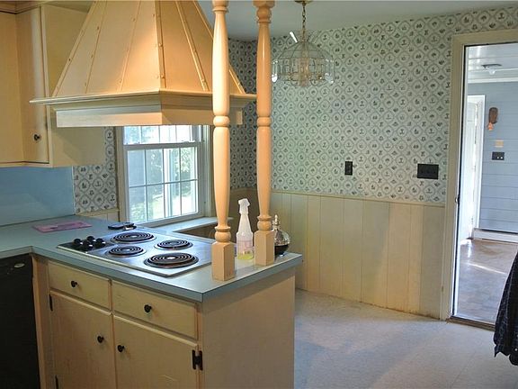 5th image of 1 Mayfair Dr E