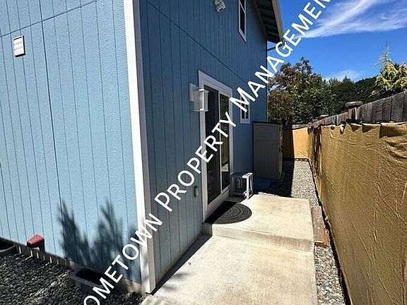 3rd image of 302B Van Trump St NE