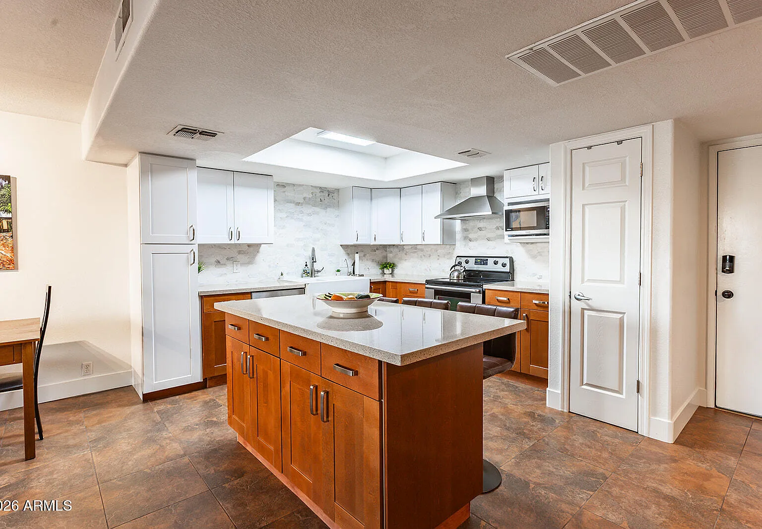 2 bed, 2.0 bath, 1200 sqft, $2,000 — Photo 2