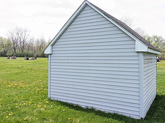 4th image of 44043 Tyler Rd
