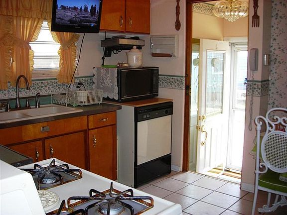 3rd image of 3734  E Oakdale Dr
