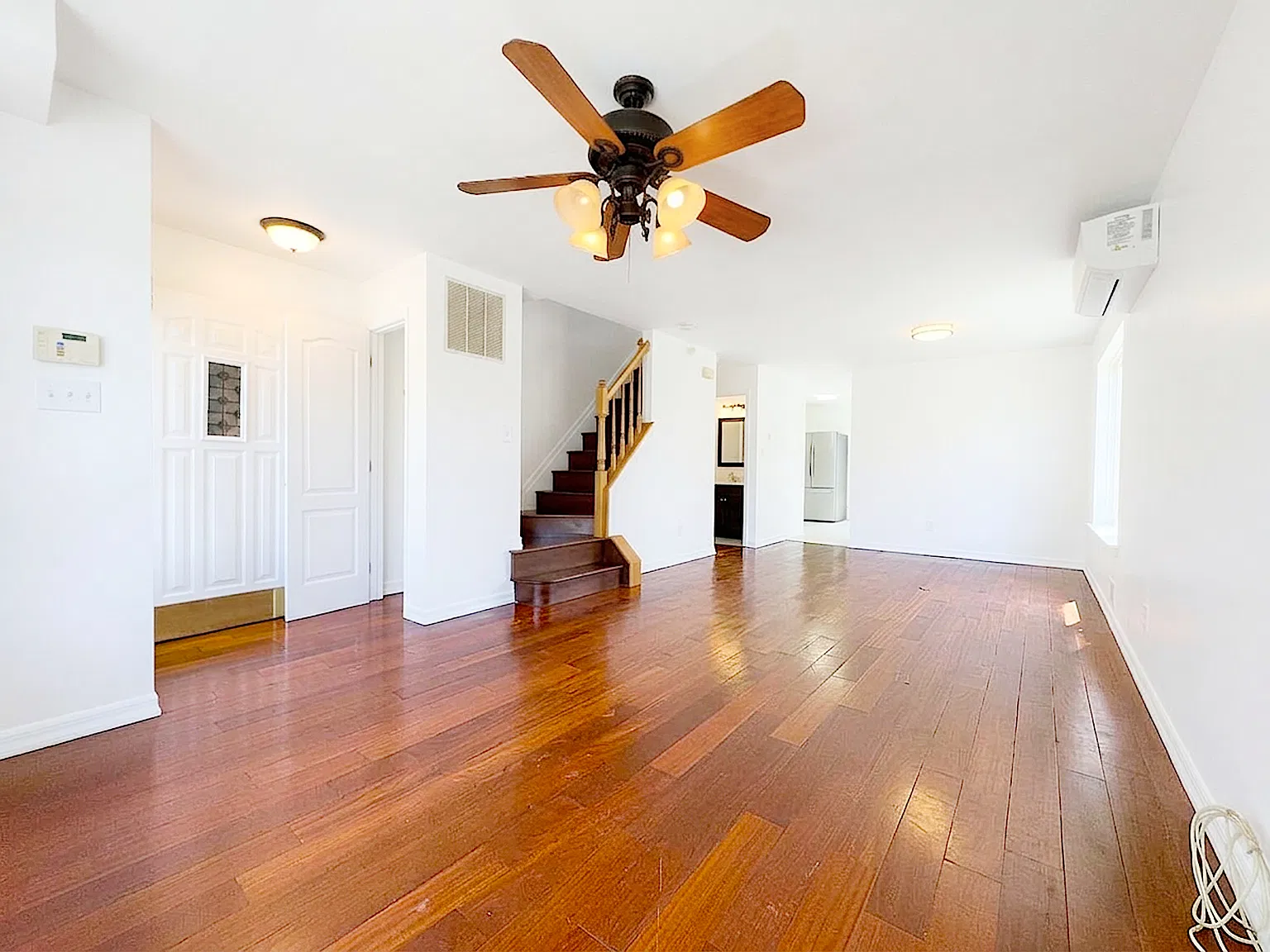 904 Rockland Ave — Photo 2