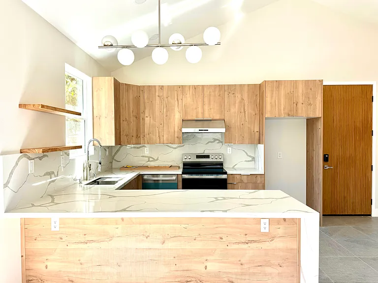 La Perla Ave — Photo 8