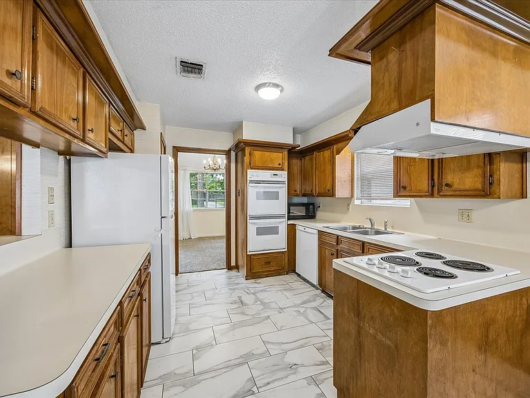 11926 Waldemar Dr — Photo 3