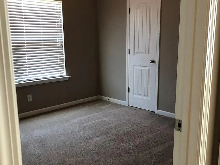 909 Rachel Ln — Photo 8
