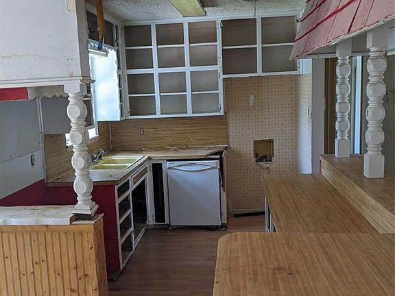 3rd image of 5225 Ira St N