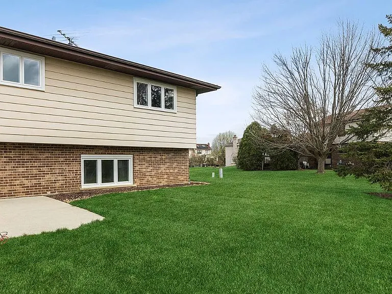 1301 Virginia Dr — Photo 2