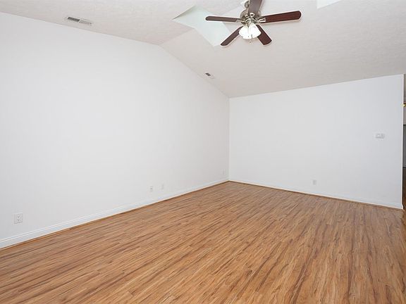 5th image of 105 Chateau Pl