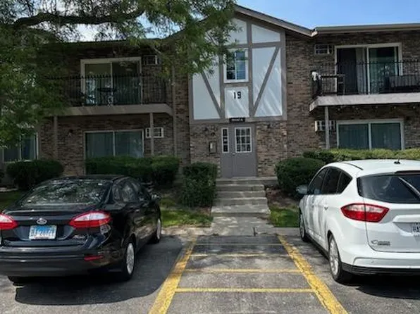 9 Lake Dr APT 202, Willowbrook, IL 60527