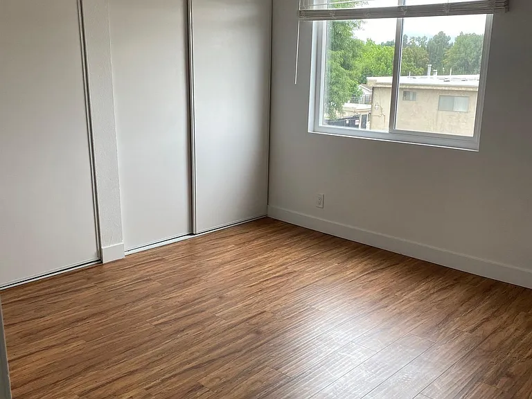 8512 Balboa Blvd #11 — Photo 9