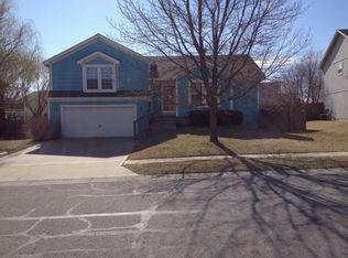 1013 E Cottage Creek Dr, Gardner, KS 66030