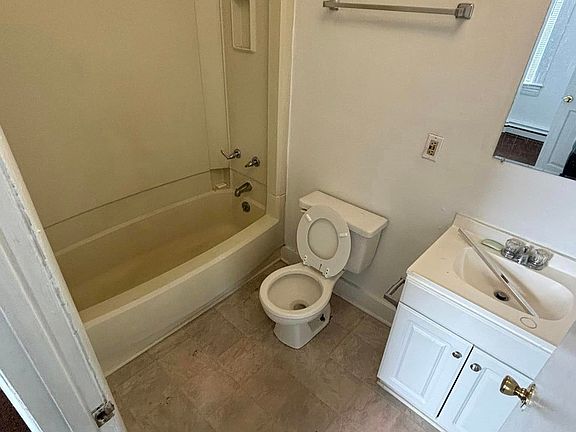 5th image of 1021 E Main St #7