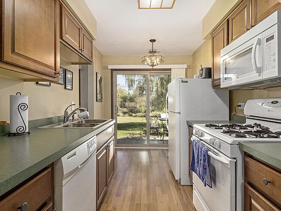 5th image of 2S407 Emerald Green Dr Unit C