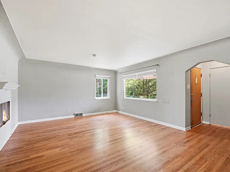1560 Roslyn St — Photo 5