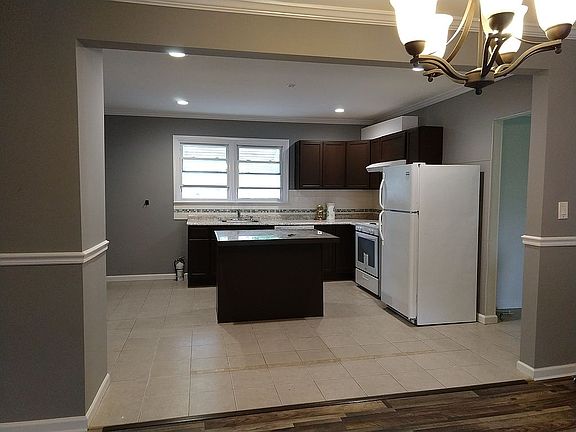 4th image of 50 Wilmot St