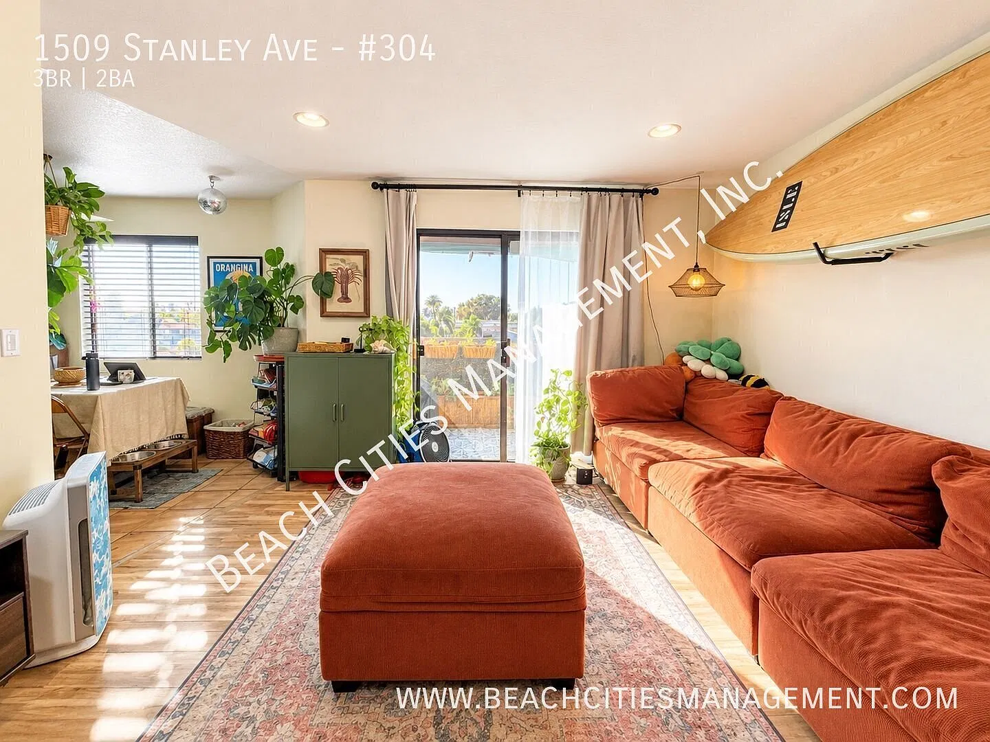 Spacious Top-Floor 3-Bedroom Corner Condo with 2 Parking Spaces — Photo 4