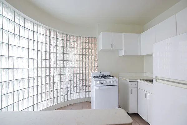 Rented by Avenues Real Estate | media 2