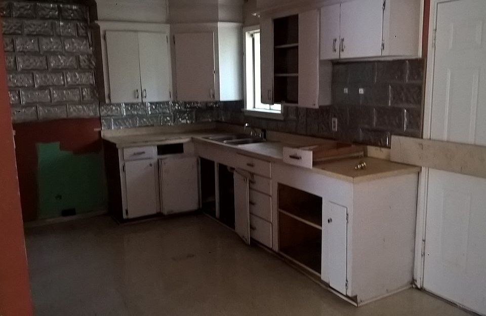 1st image of 1565 Woody Dr