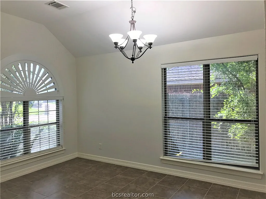 4 bed, 1724 sqft, $2,000 — Photo 4