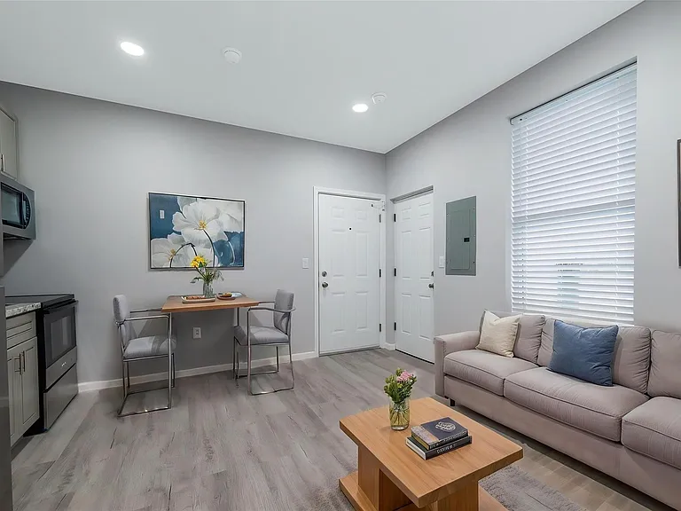 805 Avenue K #C — Photo 2