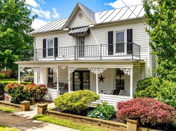 411 4th St, Shenandoah, VA 22849