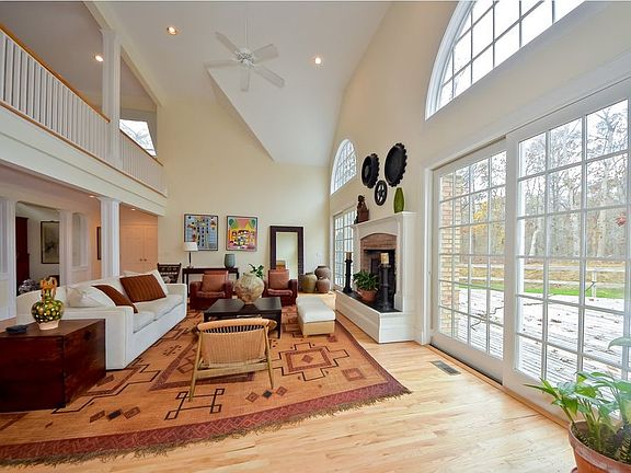 3rd image of 8 Bay Colony Ct