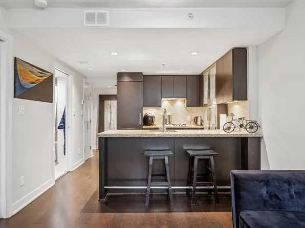 1055 Richards St #301, Vancouver, BC V6B 0C2