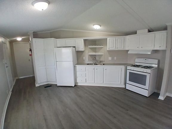 4th image of 311 Carriage Lane Est
