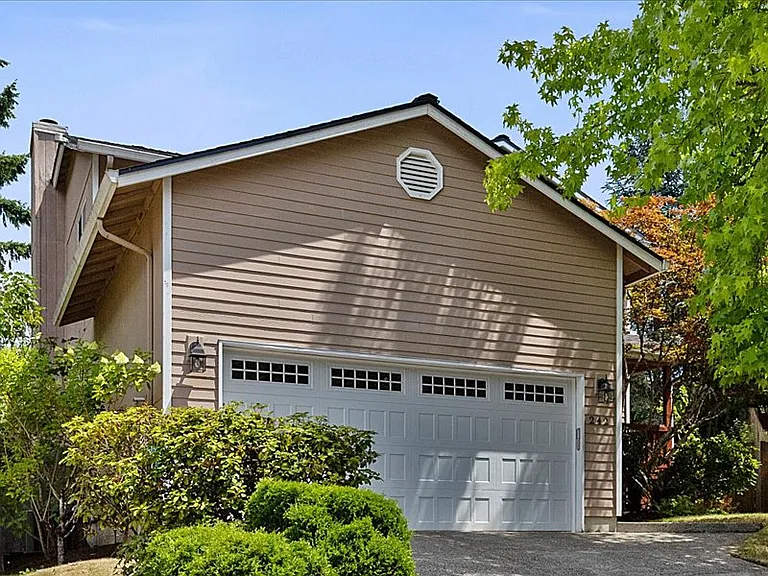 242 NE 49th Ave — Photo 1