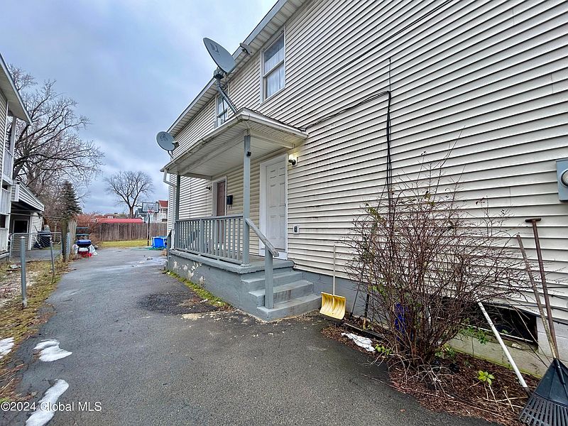 4th image of 825 Hamilton Street