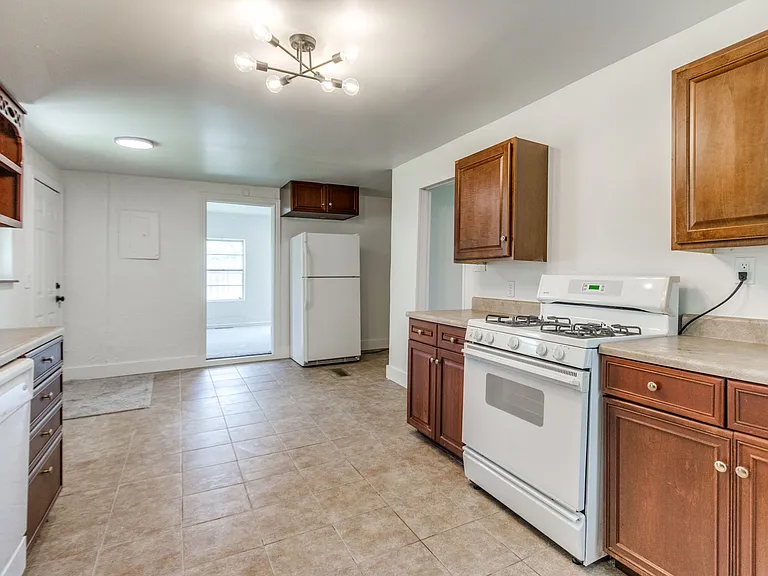 425 E Eufaula St — Photo 12