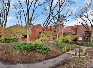 559 Sanderling Ct, Secaucus, NJ 07094