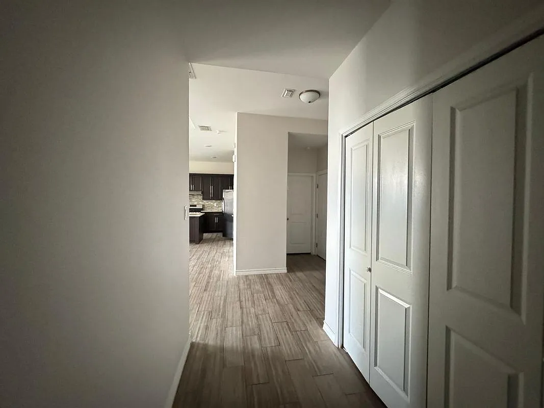 4 bed, 2.5 bath, 1926 sqft, $2,500 — Photo 2