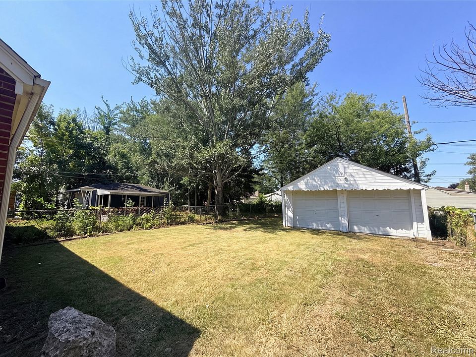 23089 Brittany Ave, photo 15