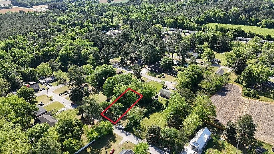 2nd image of 346 Dixon St.
