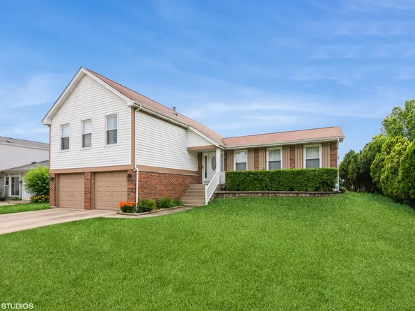 1015 Warwick Cir N, Hoffman Estates, IL 60169