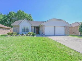 10840 E Idlewood Dr, La Porte, TX 77571