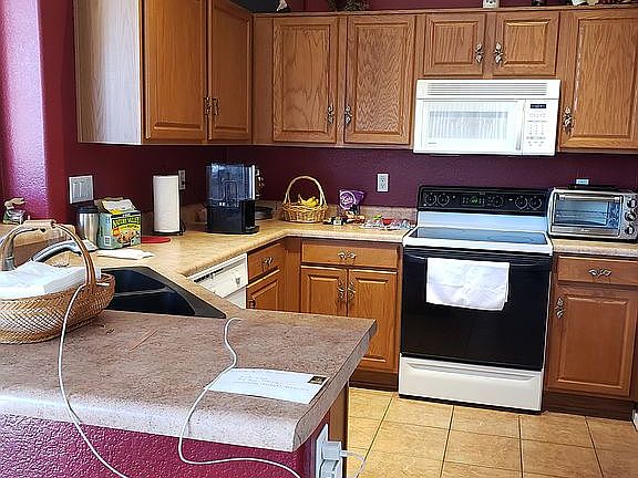 Kitchen overlooking the Westbackyard