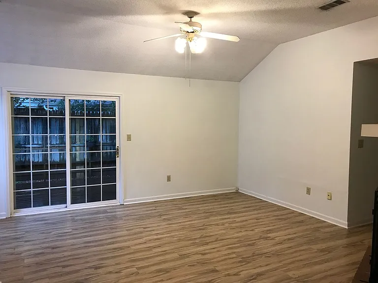 135 Greenwood Ln — Photo 6