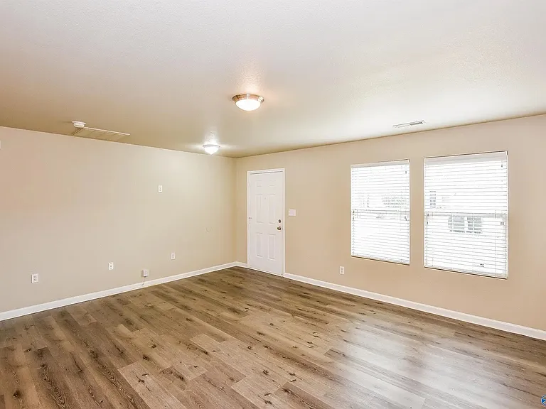 129 Farmington Dr — Photo 2