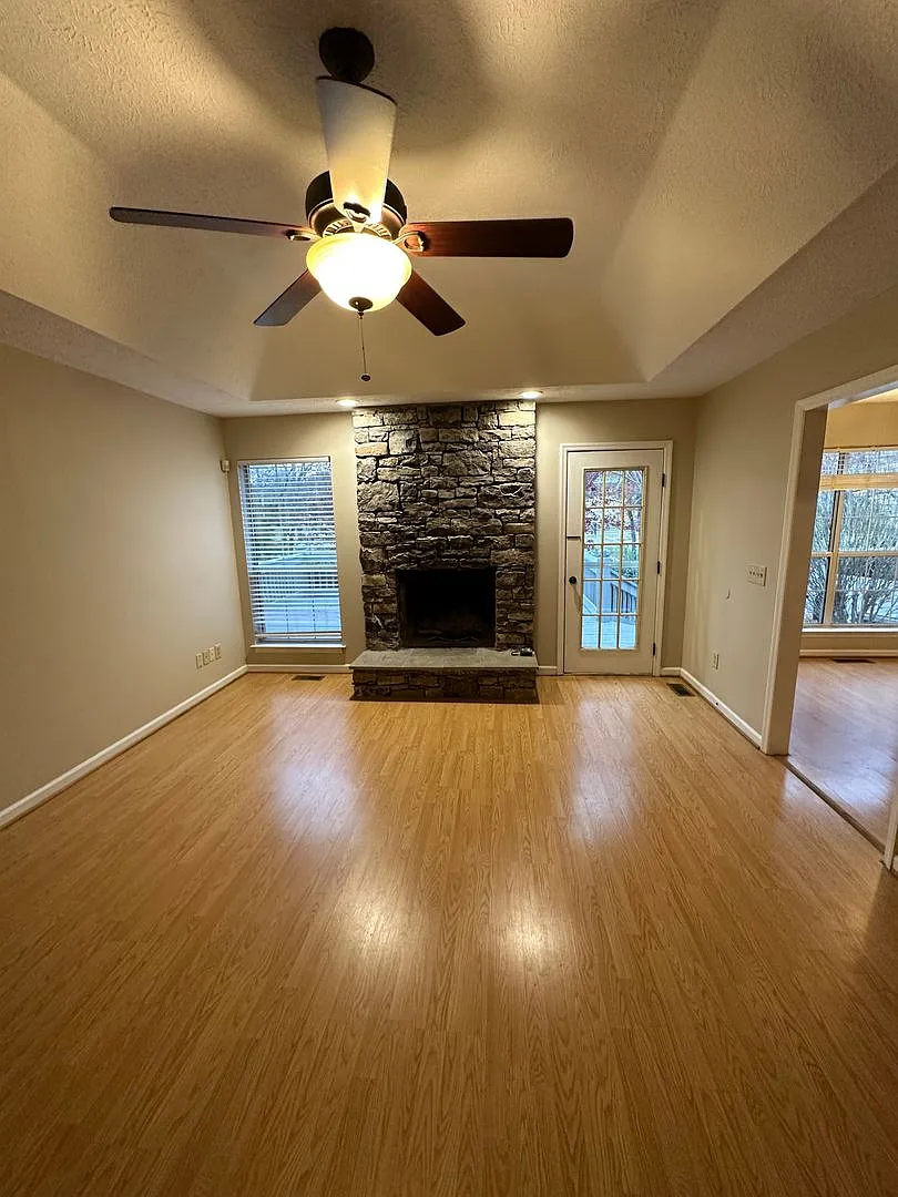 Building Photo - 303 Oak Meadow Ln