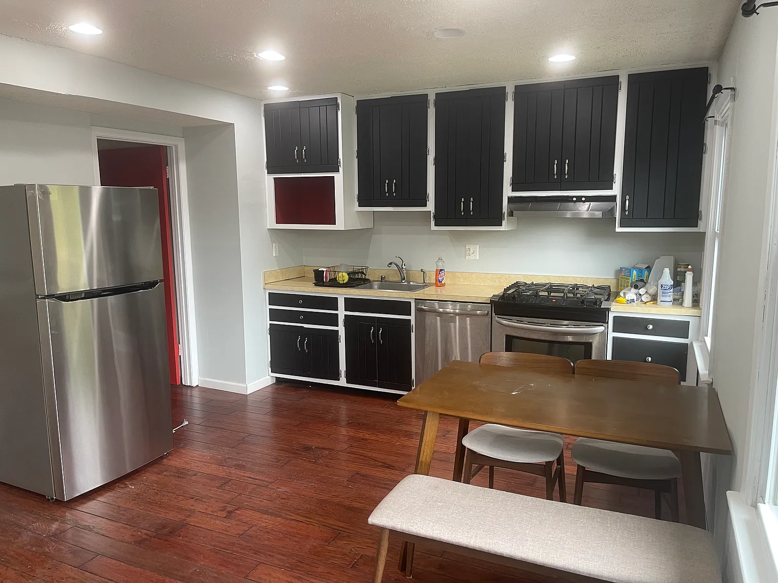 3 bed, 1300 sqft, $2,000 — Photo 2