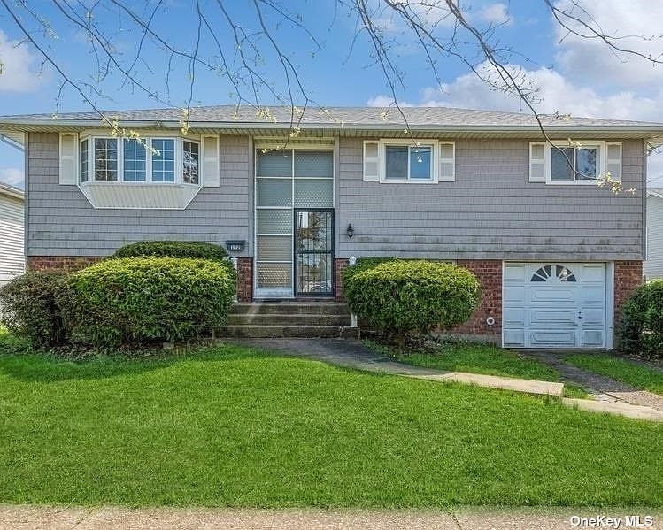 1st image of 122 Roosevelt Pl