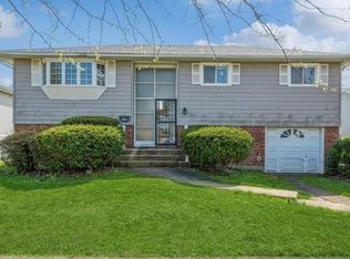 122 Roosevelt Pl, Massapequa, NY 11758
