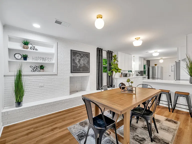 Jenkins Dr — Photo 1