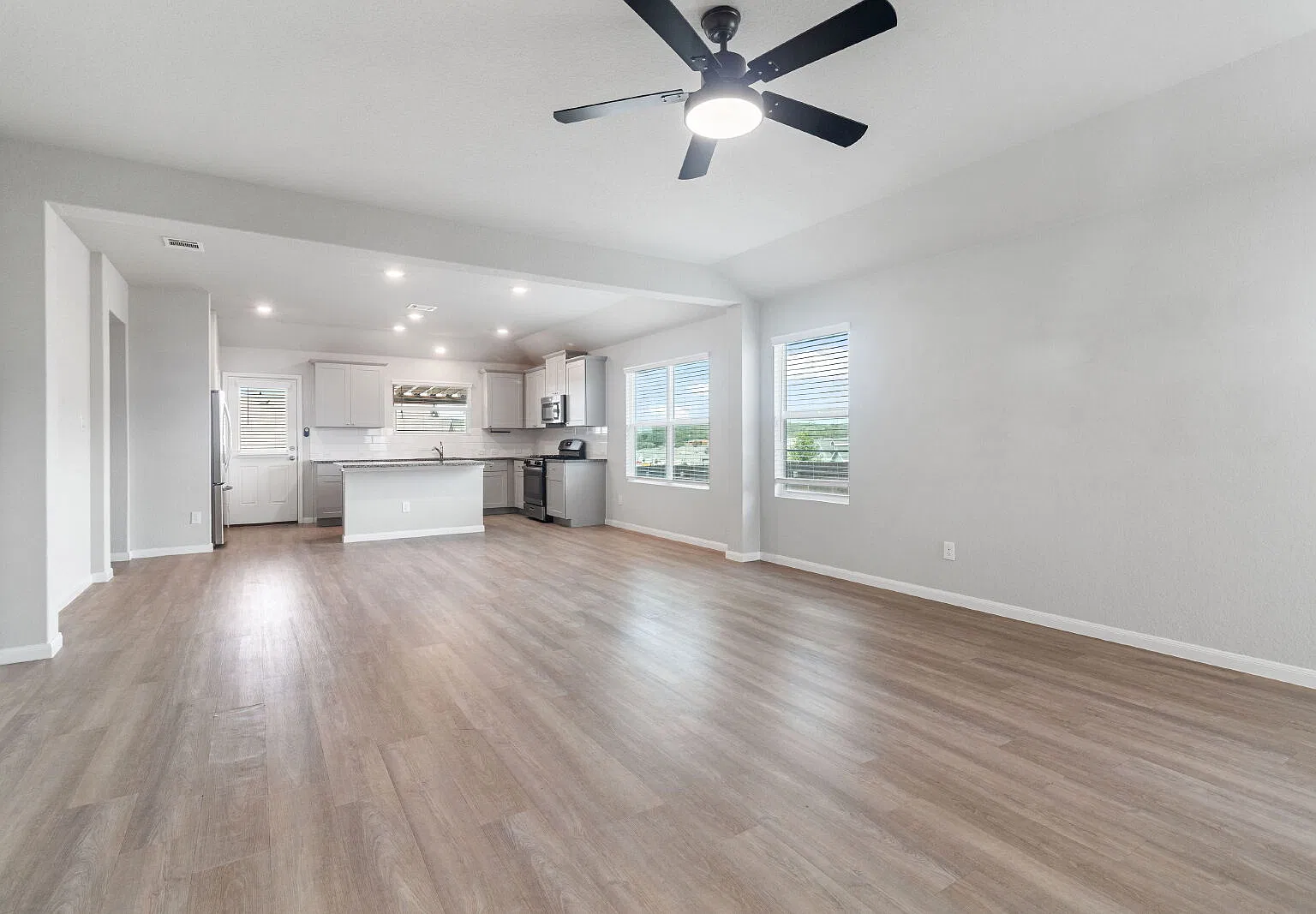 4 bed, 2.0 bath, 1697 sqft, $2,200 — Photo 4