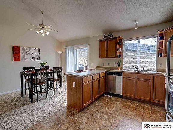 4th image of 16343 Meredith Ave
